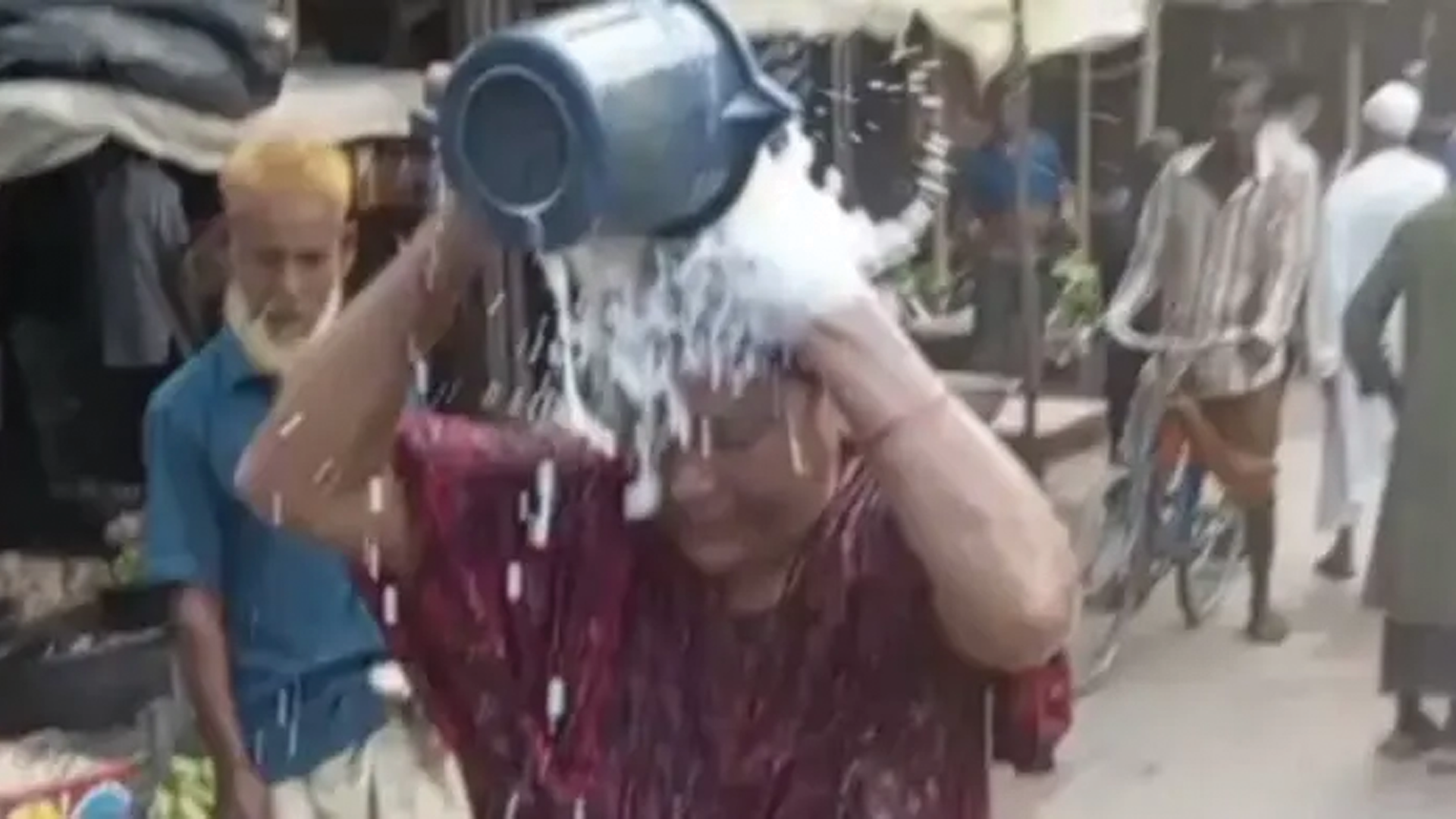 নেশাগ্রস্ত স্বামীর কাছ থেকে মেয়েকে ছাড়িয়ে প্রকাশ্যে দুধ দিয়ে গোসল করলেন মা